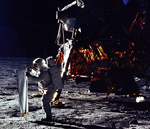 L'astronaute Edwin «Buzz» Aldrin installant une voile solaire lors de la mission Apollo-11